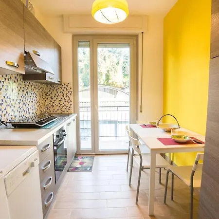 A Step Away From The 公寓